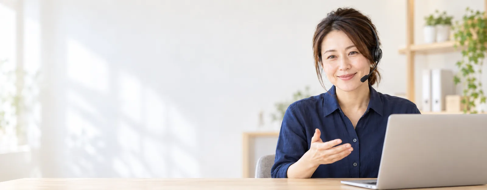 ヘッドセットを付けて説明するサポートの担当者